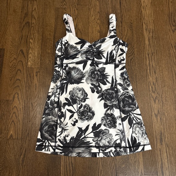 Lululemon Aria Tank II Top In Brisk Bloom - Black/White - Size 8 - Picture 1 of 9
